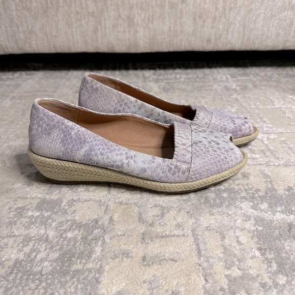 Gentle Souls by Kenneth Cole Women's Luci Ruffle A-line Peep Toe Wedge Sandals - Picture 4 of 11